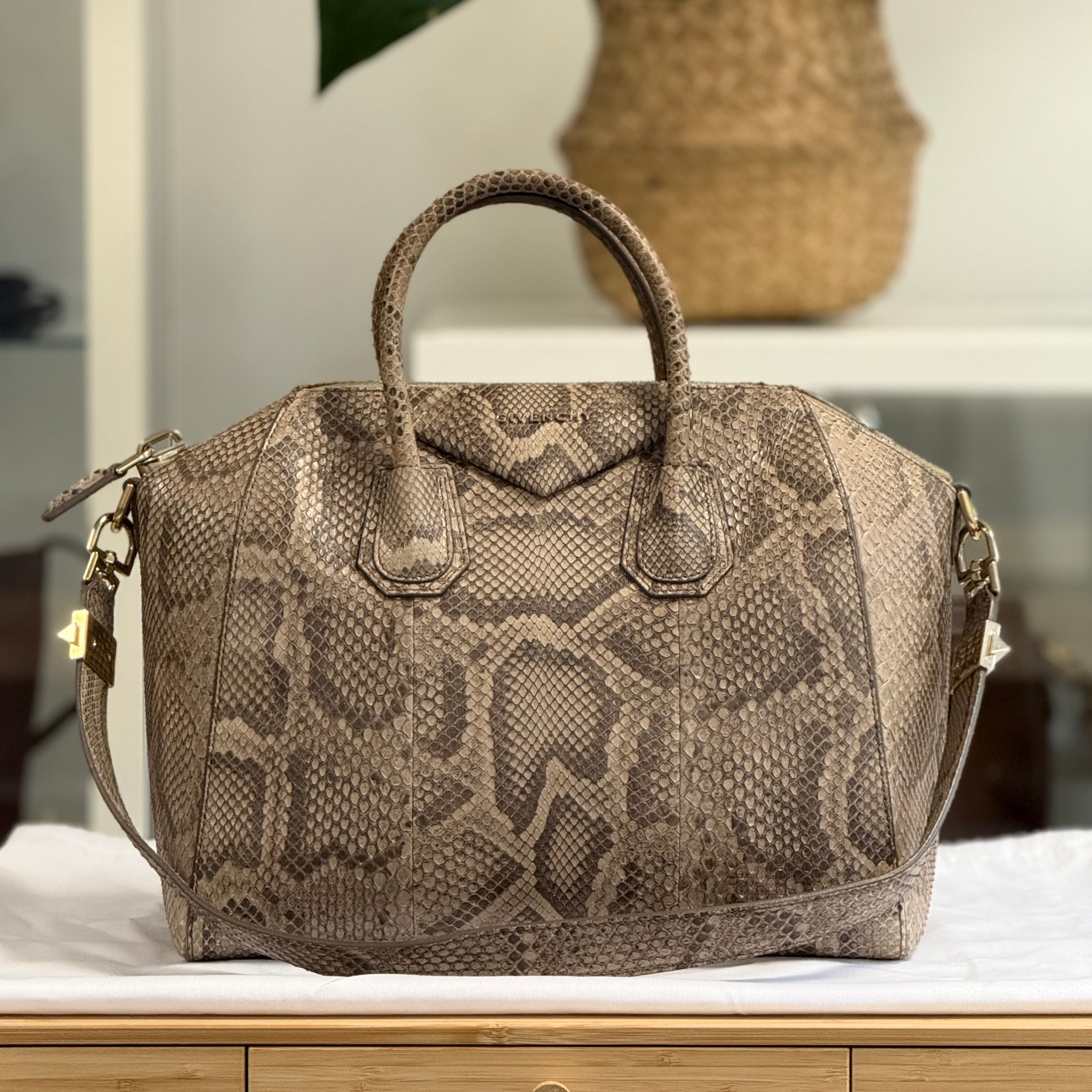 Preloved Givenchy Antigona