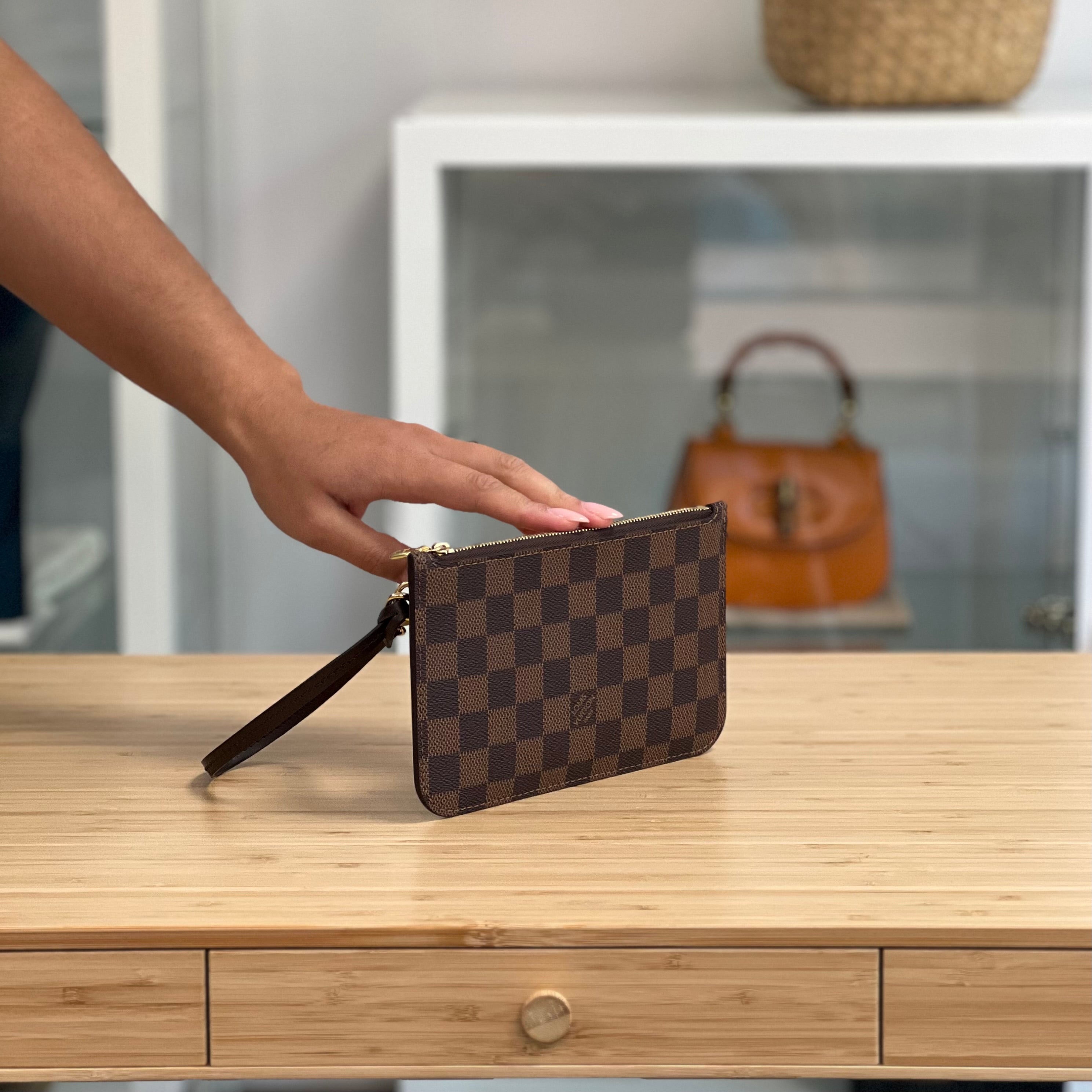  Louis Vuitton Neverfull Pouch 
