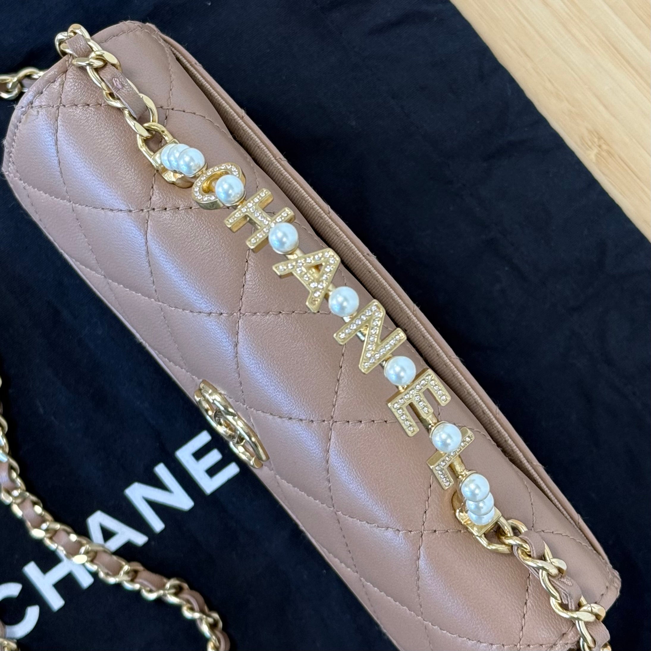 山*☆様 CHANEL パールハンドルミニバッグ　本革　ノベルティ Chanel 23B Top Handle Pearl – ARMCANDY BAG CO