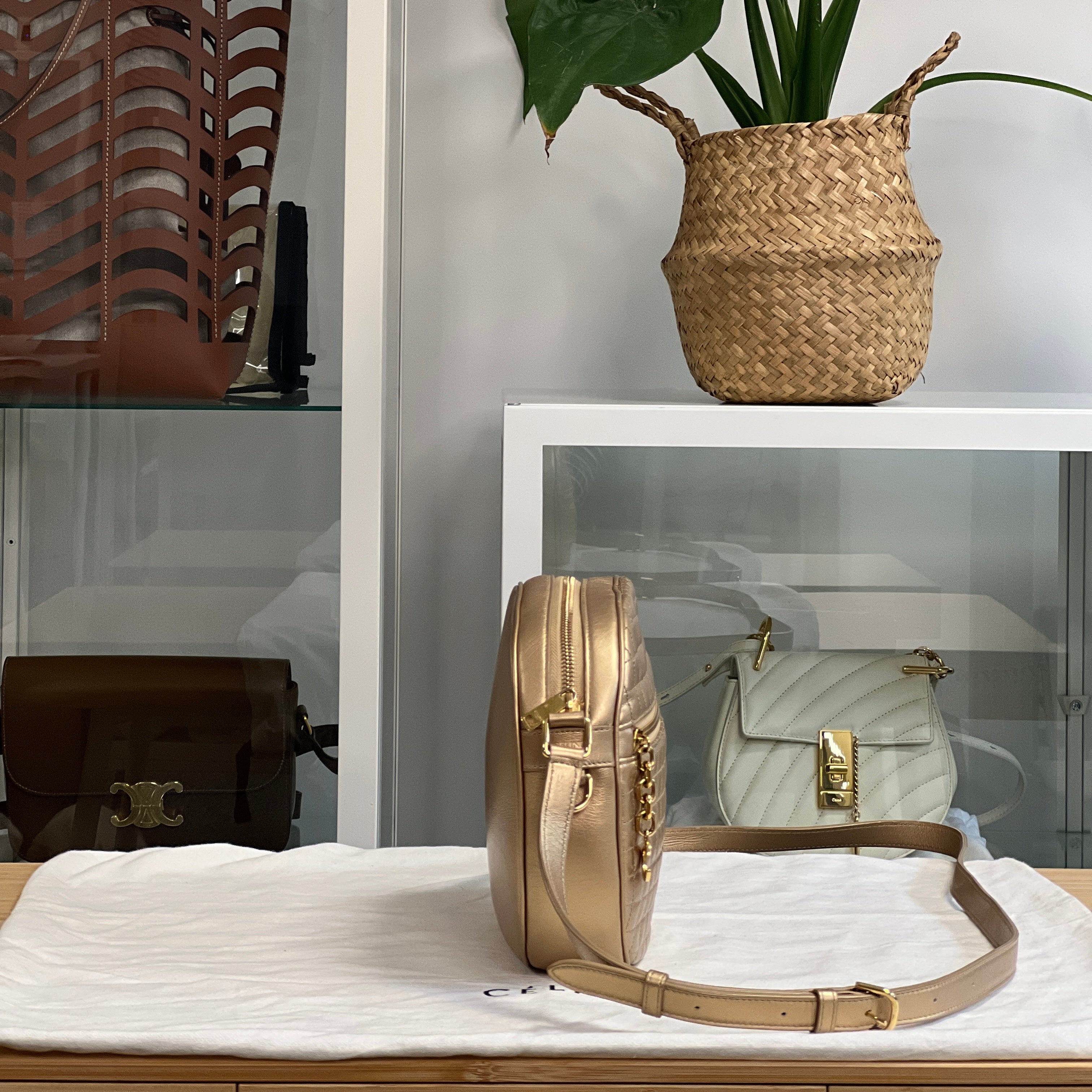 セリーヌ Cチャームカメラショルダーバッグ 188363 6225590 CELINE（セリーヌ） Cチャーム スモール カメラバッグ クロスボディ